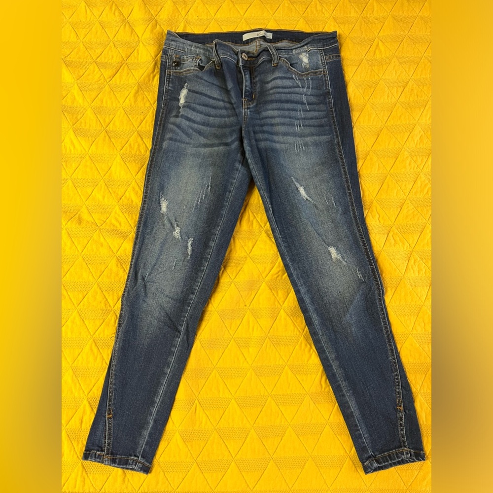 KanCan ankle length denim. Size 28. Distressed. Skinny. Twist at ankle.